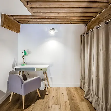 Lovely Escapade In Downtown Apartment *